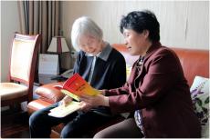 集團(tuán)黨委為離休老干部“兩學(xué)一做”送學(xué)上門