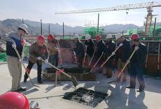 深圳分公司鴻威·翡翠城2.1期項目盛大封頂